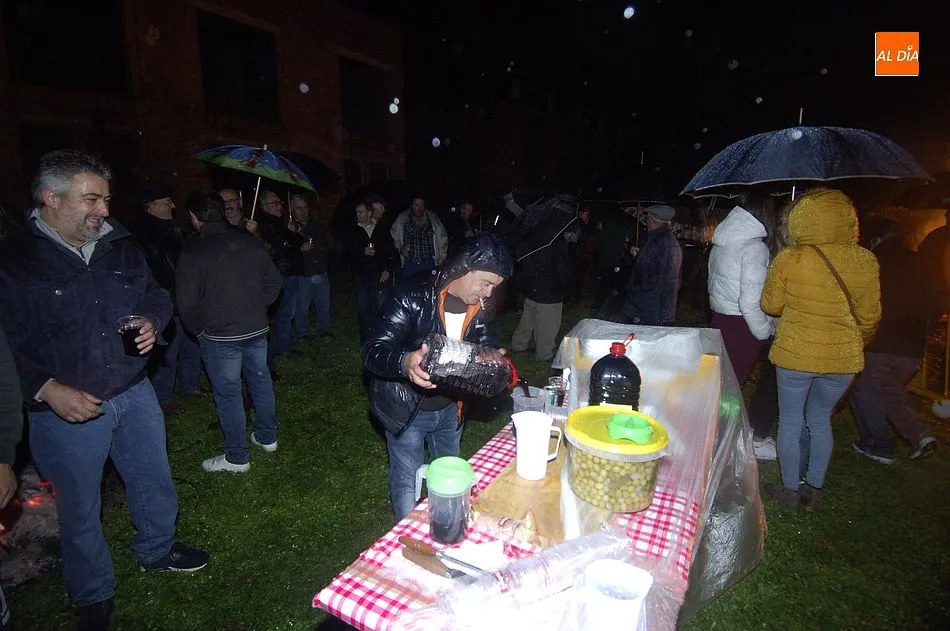 Foto 8 - El Puente empieza a festejar San Ant&oacute;n bajo la lluvia y asando panceta como novedad  