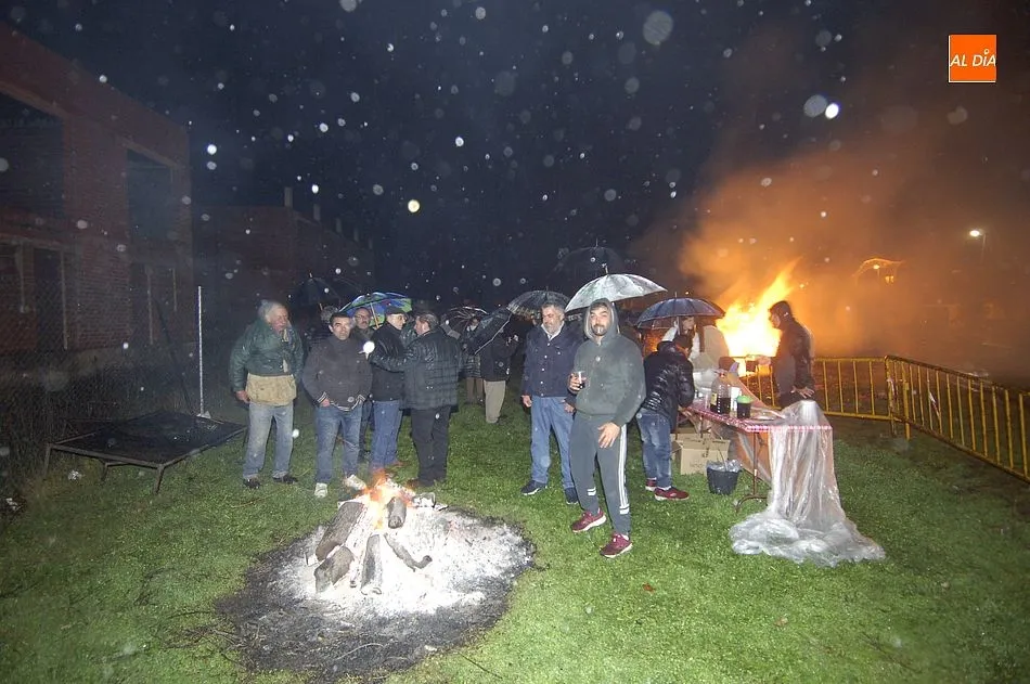 El Puente empieza a festejar San Antón bajo la lluvia y asando panceta como novedad  
