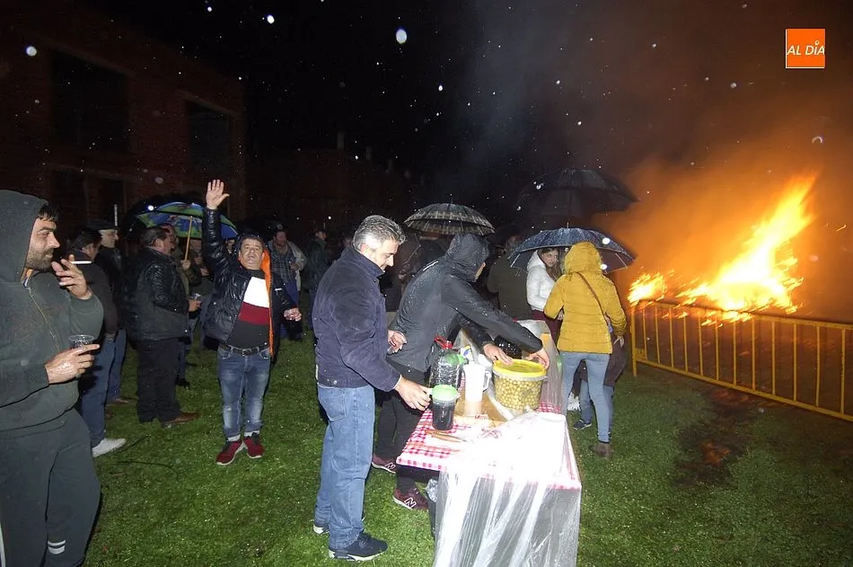 Foto 10 - El Puente empieza a festejar San Ant&oacute;n bajo la lluvia y asando panceta como novedad  