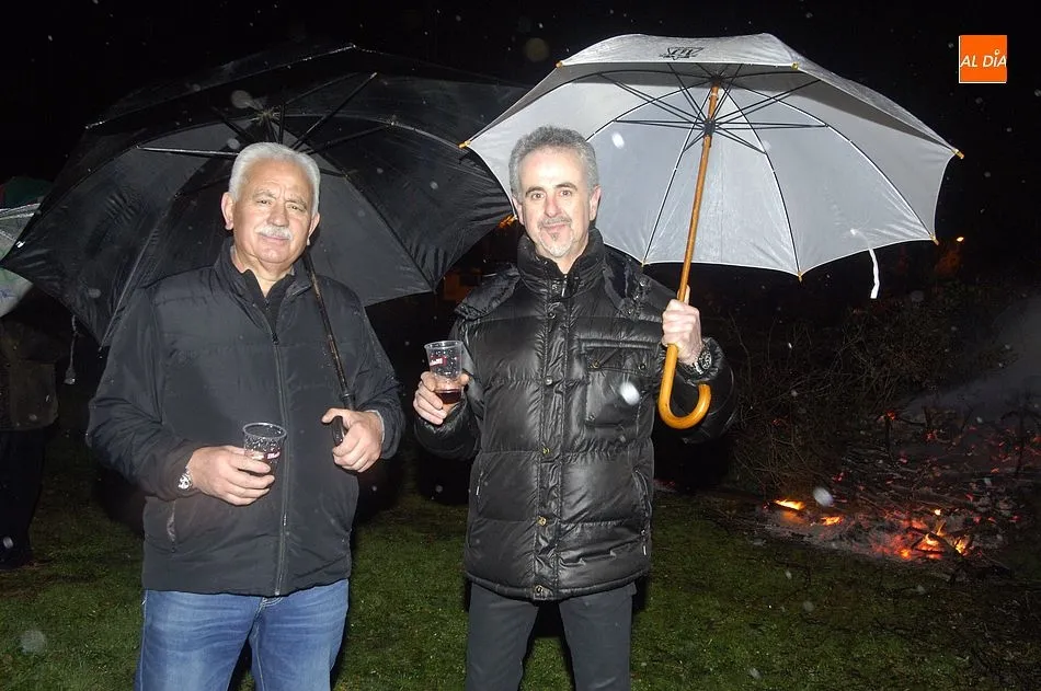Foto 3 - El Puente empieza a festejar San Ant&oacute;n bajo la lluvia y asando panceta como novedad  