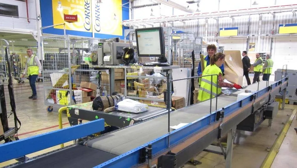 Trabajadores de correos realizan su trabajo durante una jornada laboral / Europa Press