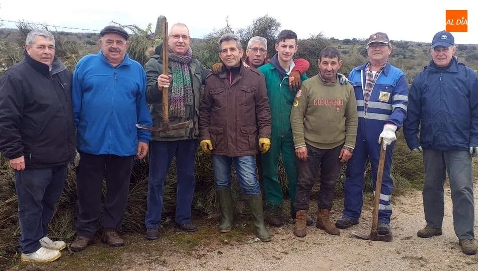 Grupo de voluntarios que participaron en la arrancada de piornos para la engualera de este domingo