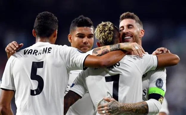 Sergio Ramos abraza a Mariano tras un gol