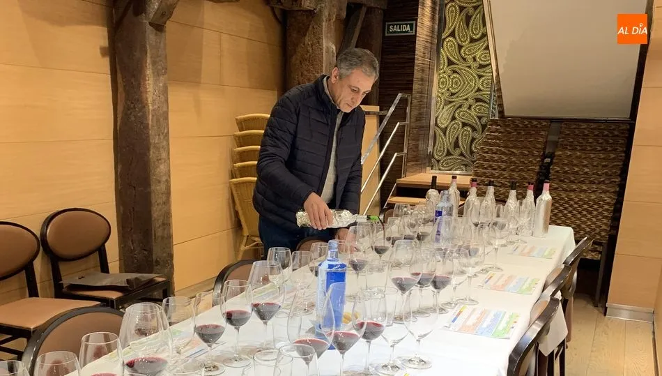 En esta ocasión Arturo de la Torre ejerció como director de la cata / JAVIER BRAGADO