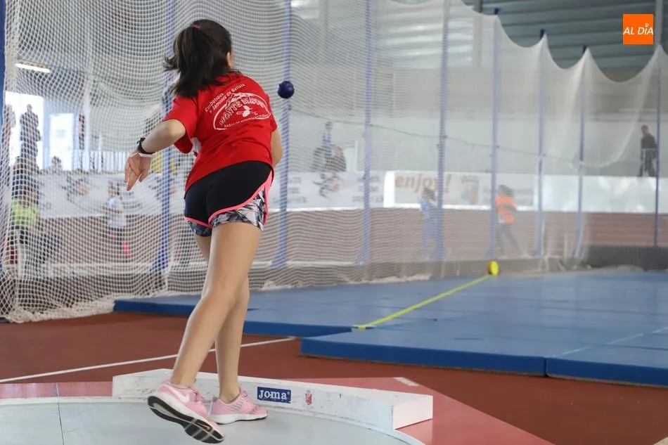Foto 4 - El atletismo salmantino vive su primera jornada de juegos escolares en pista cubierta