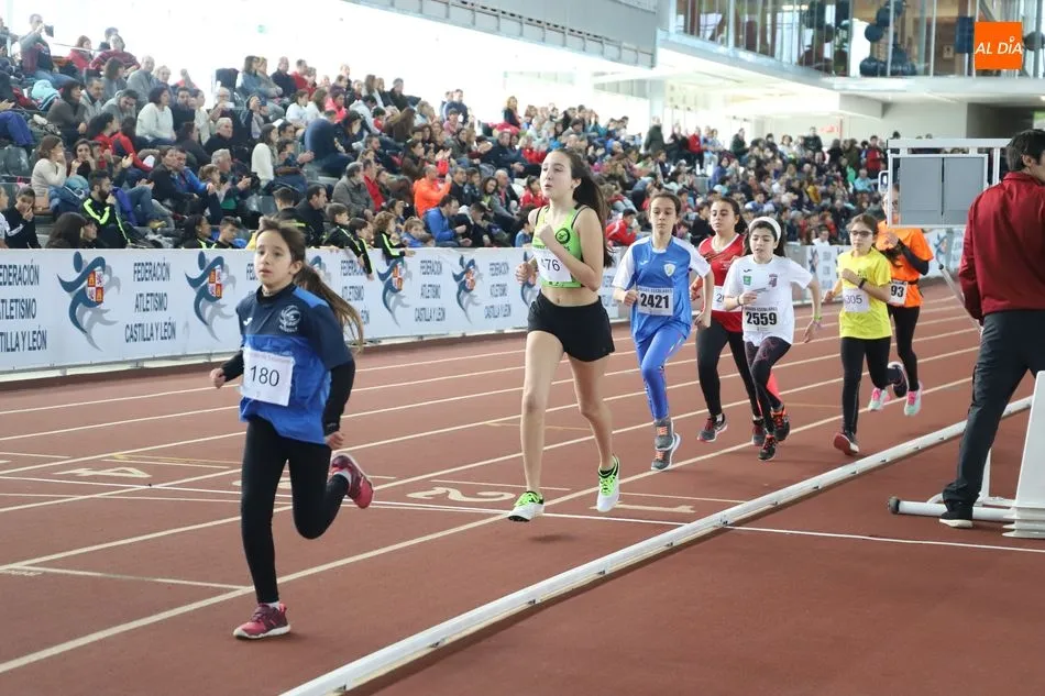 Foto 3 - El atletismo salmantino vive su primera jornada de juegos escolares en pista cubierta
