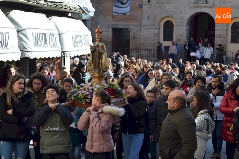 Los más pequeños portaron sobre sus hombros la imagen del Niño Jesús de Praga / Pedro Zaballos
