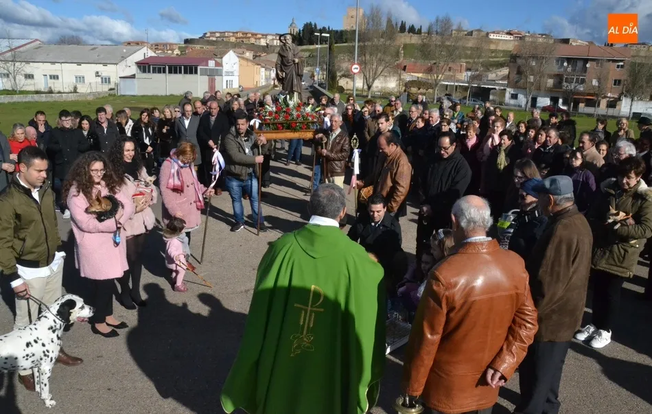 San Antón bendice en El Puente a perros, conejos, hámsters, gallos, corderos y hasta al gran...