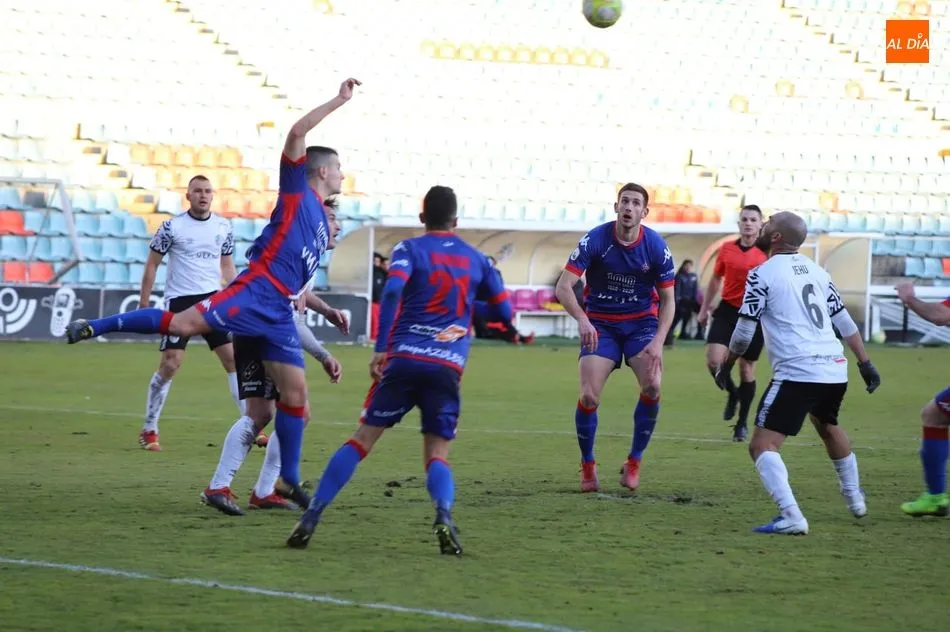 Foto 4 - El Salamanca UDS fracasa con estr&eacute;pito ante el Amorebieta y ya mira hacia el descenso (0-3)
