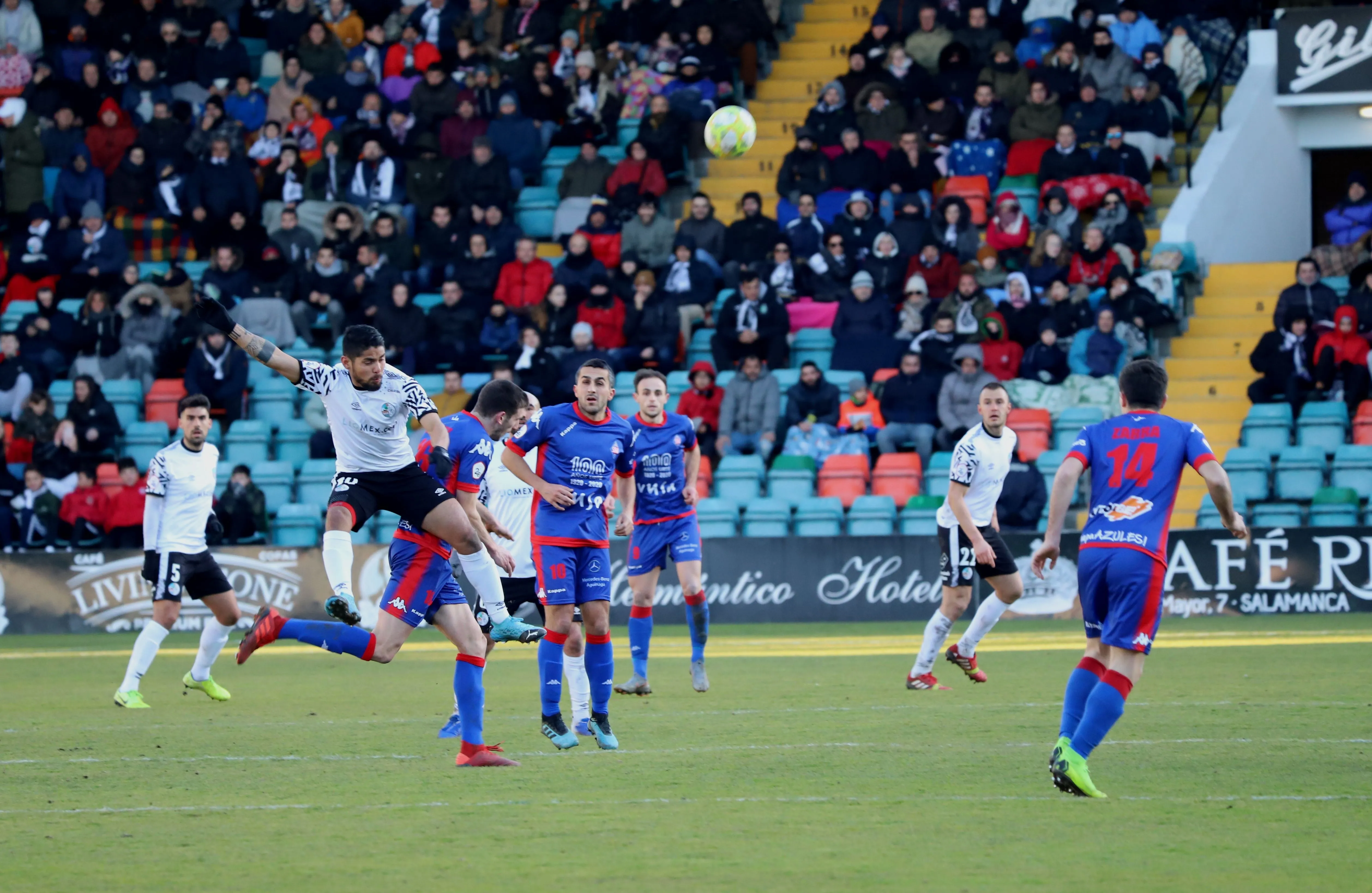 Foto 2 - El Salamanca UDS fracasa con estr&eacute;pito ante el Amorebieta y ya mira hacia el descenso (0-3)