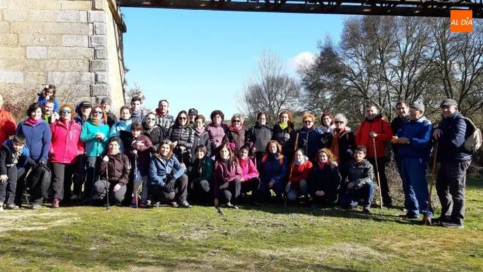 Los senderistas hicieron un descanso para plasmar un recuerdo de la ruta bajo el Puente de Hierro
