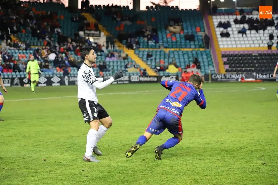 Foto 11 - El Salamanca UDS fracasa con estr&eacute;pito ante el Amorebieta y ya mira hacia el descenso (0-3)