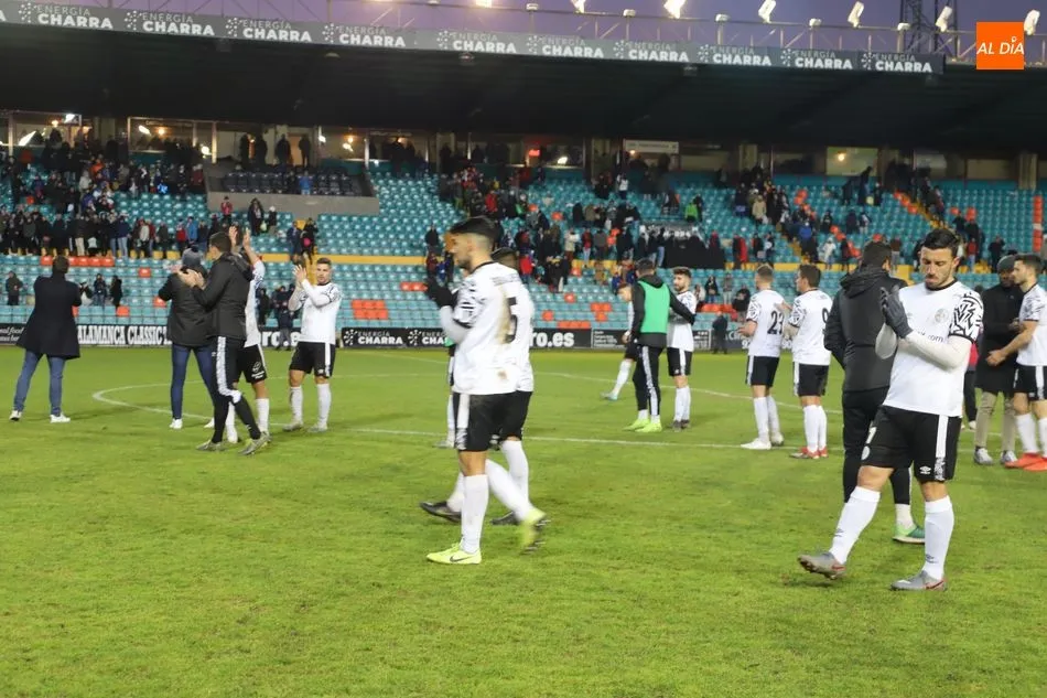 Foto 9 - El Salamanca UDS fracasa con estr&eacute;pito ante el Amorebieta y ya mira hacia el descenso (0-3)