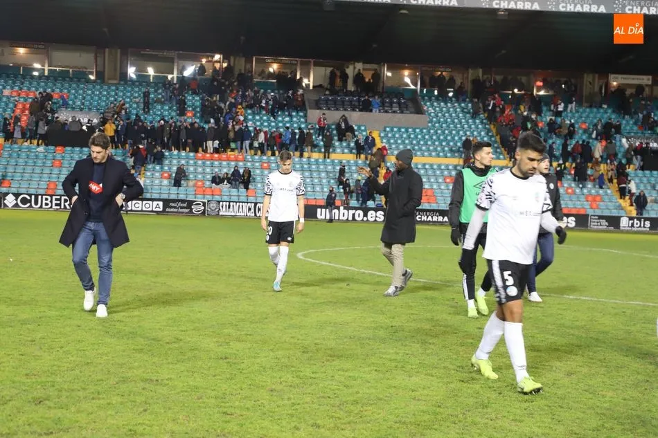 Foto 8 - El Salamanca UDS fracasa con estr&eacute;pito ante el Amorebieta y ya mira hacia el descenso (0-3)