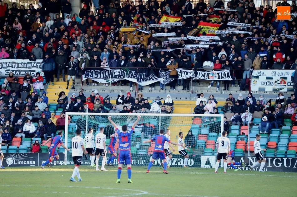 Uno de los goles del Amorebieta, que superó claramente al Salamanca. Foto de Lydia González