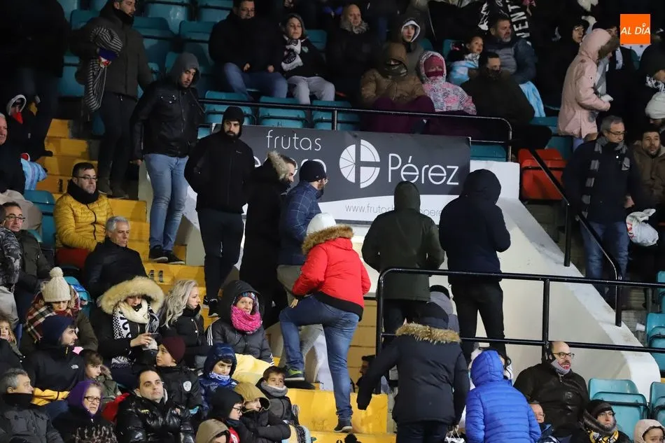 Foto 10 - La afici&oacute;n del Salamanca UDS responde en masa a la llamada del club