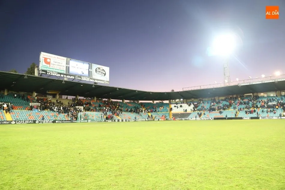 Foto 8 - La afici&oacute;n del Salamanca UDS responde en masa a la llamada del club