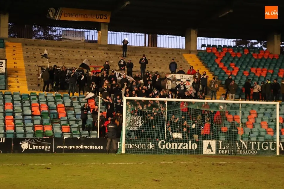 Foto 2 - La afici&oacute;n del Salamanca UDS responde en masa a la llamada del club