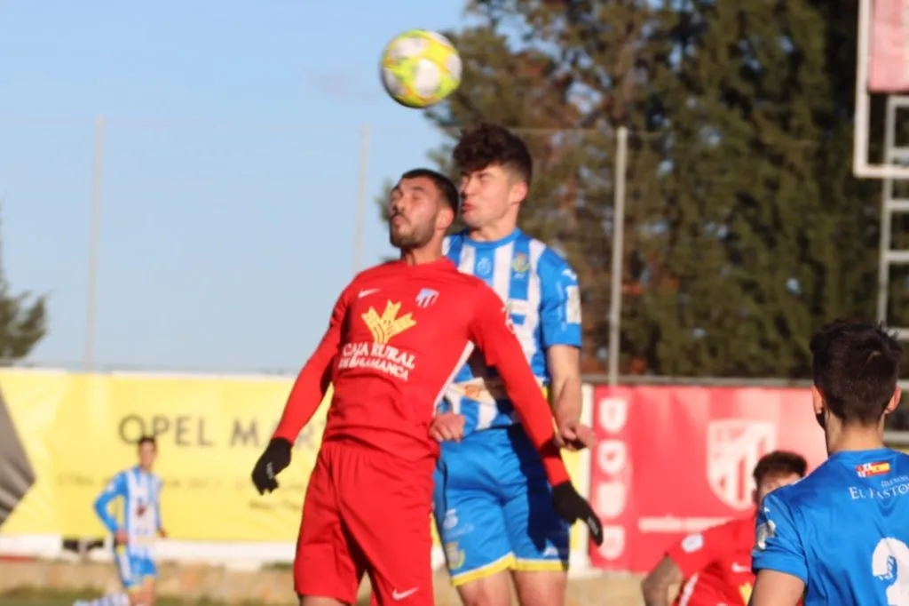 Lerma intenta rematar de cabeza con un rival / UD Santa Marta