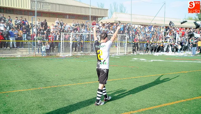 Un jugador de Unionistas festeja el ascenso a Regional de Aficionados / Archivo