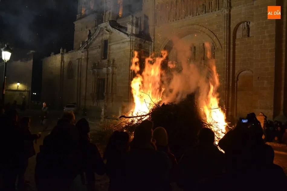 Foto 6 - Una g&eacute;lida y ventosa noche deja bajo m&iacute;nimos la Hoguera de San Sebasti&aacute;n  