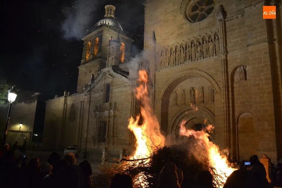 Foto 5 - Una g&eacute;lida y ventosa noche deja bajo m&iacute;nimos la Hoguera de San Sebasti&aacute;n  