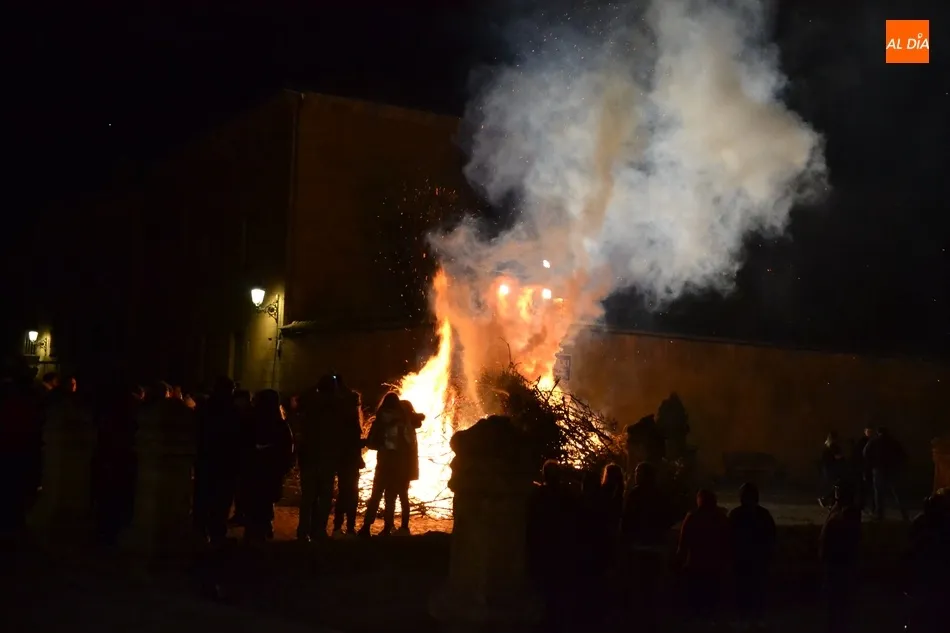 Foto 3 - Una g&eacute;lida y ventosa noche deja bajo m&iacute;nimos la Hoguera de San Sebasti&aacute;n  