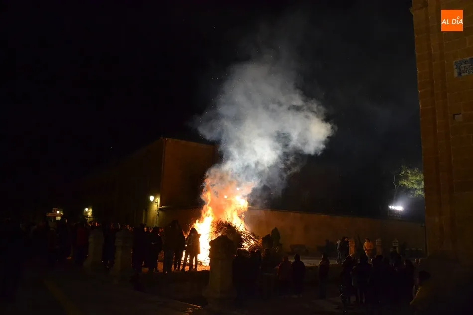 Foto 2 - Una g&eacute;lida y ventosa noche deja bajo m&iacute;nimos la Hoguera de San Sebasti&aacute;n  