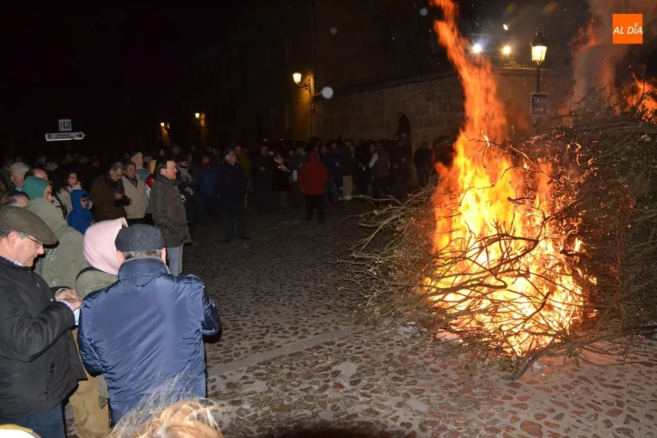 Foto 8 - Una g&eacute;lida y ventosa noche deja bajo m&iacute;nimos la Hoguera de San Sebasti&aacute;n  