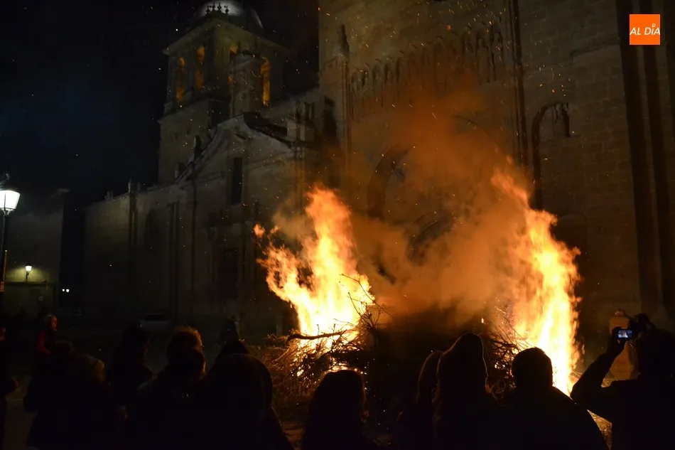 Foto 4 - Una g&eacute;lida y ventosa noche deja bajo m&iacute;nimos la Hoguera de San Sebasti&aacute;n  