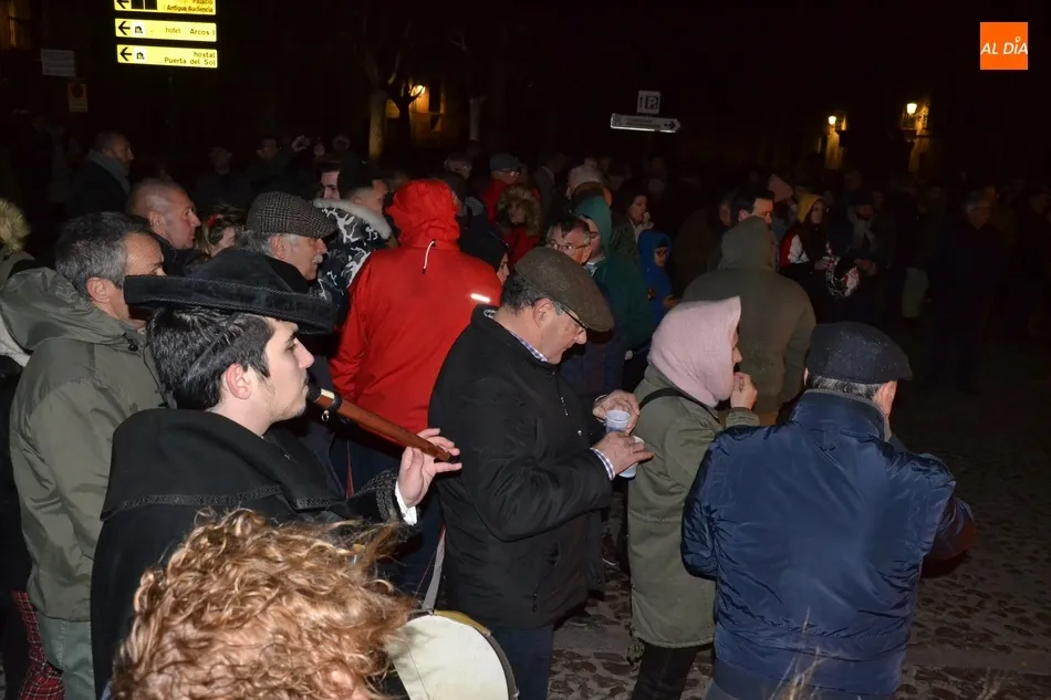 Foto 7 - Una g&eacute;lida y ventosa noche deja bajo m&iacute;nimos la Hoguera de San Sebasti&aacute;n  