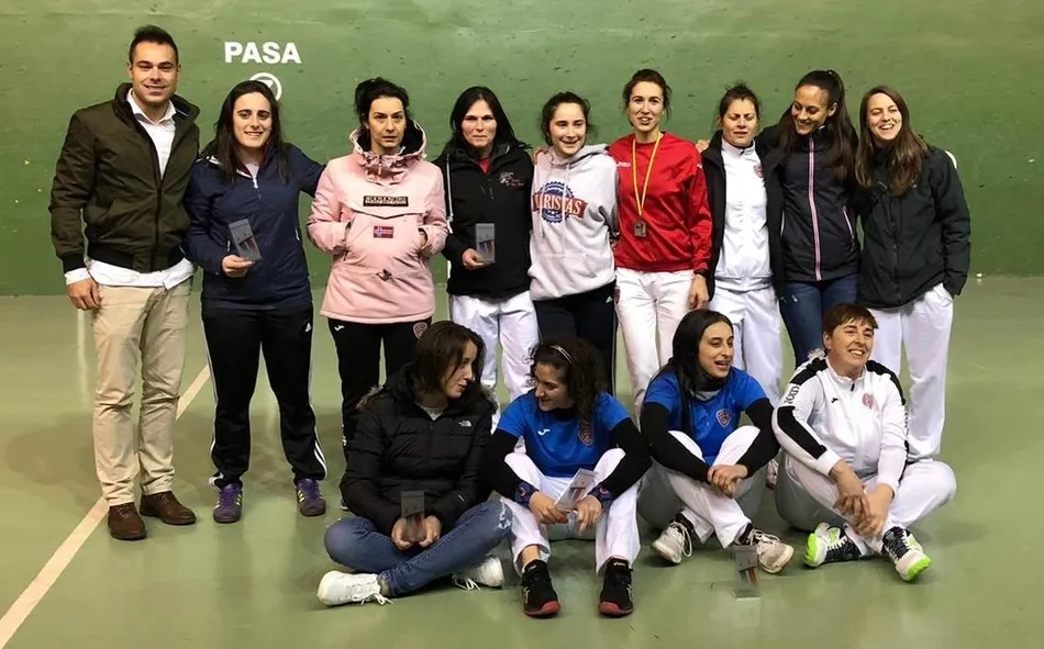 Foto de familia de todas las participantes con el concejal de Deportes, Víctor Gómez