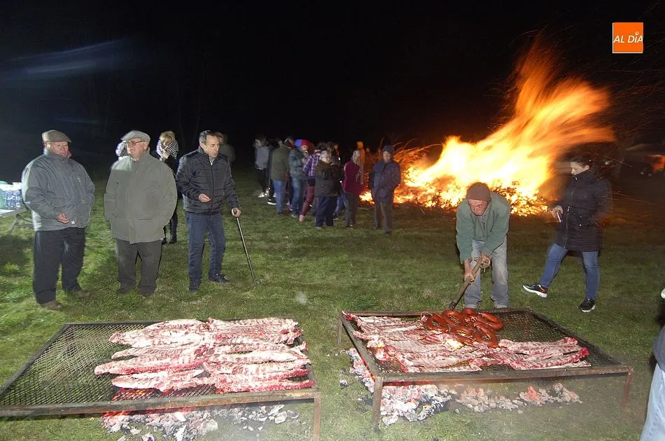 Grandes parrilladas de carne y buen vino en la hoguera de San Sebastián/ Foto: Adrián M.Pastor