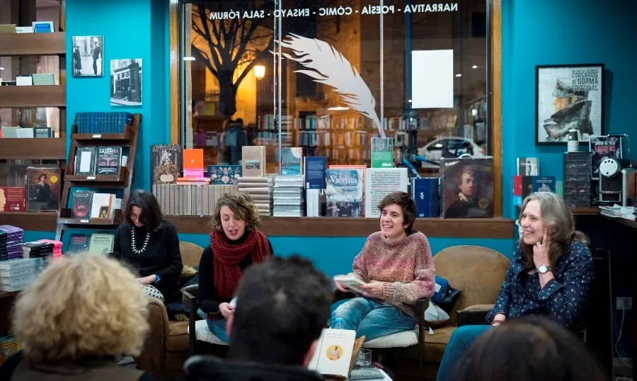 Acto literario de María Monjas en la librería Letras Corsarias. Foto de Carmen Borrego