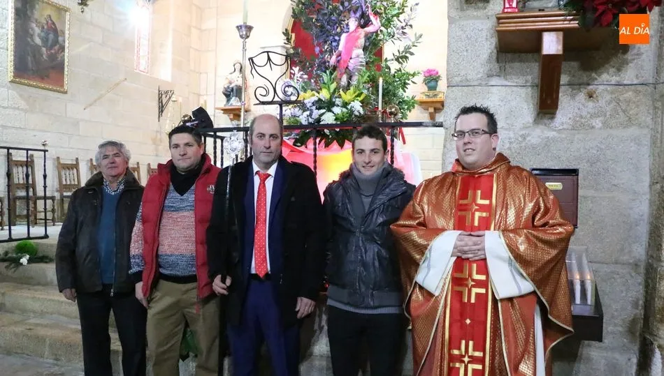 El alcalde de Mieza, Ismael García, empuñaba la vara de mayordomo de San Sebastián / CORRAL