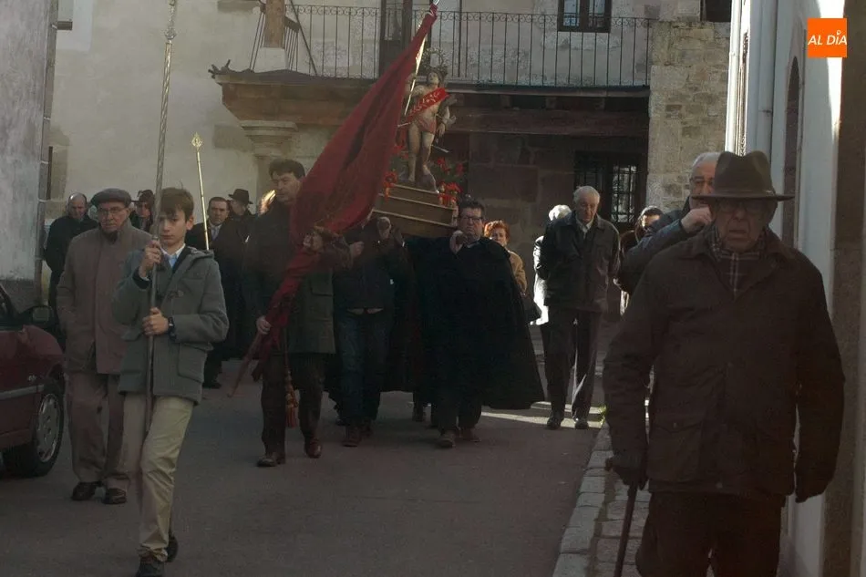 Foto 9 - Los mayordomos de San Sebasti&aacute;n presiden la procesi&oacute;n y la &lsquo;colaci&oacute;n decente&rsquo; en Villavieja  