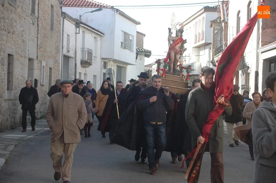 Foto 6 - Los mayordomos de San Sebasti&aacute;n presiden la procesi&oacute;n y la &lsquo;colaci&oacute;n decente&rsquo; en Villavieja  