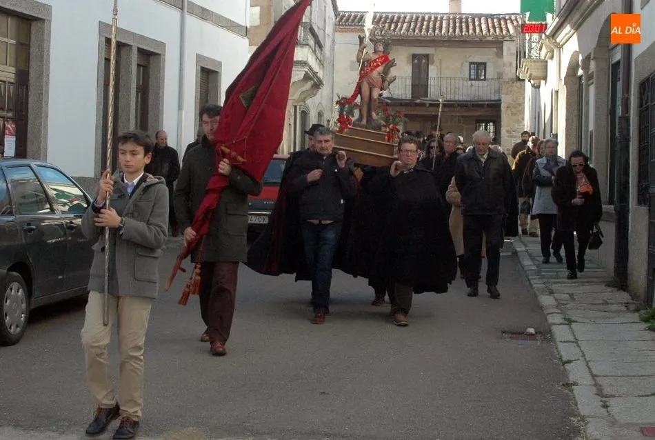 Foto 5 - Los mayordomos de San Sebasti&aacute;n presiden la procesi&oacute;n y la &lsquo;colaci&oacute;n decente&rsquo; en Villavieja  