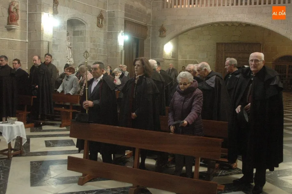 Foto 4 - Los mayordomos de San Sebasti&aacute;n presiden la procesi&oacute;n y la &lsquo;colaci&oacute;n decente&rsquo; en Villavieja  