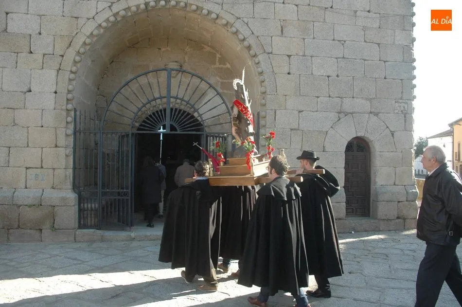 Foto 2 - Los mayordomos de San Sebasti&aacute;n presiden la procesi&oacute;n y la &lsquo;colaci&oacute;n decente&rsquo; en Villavieja  