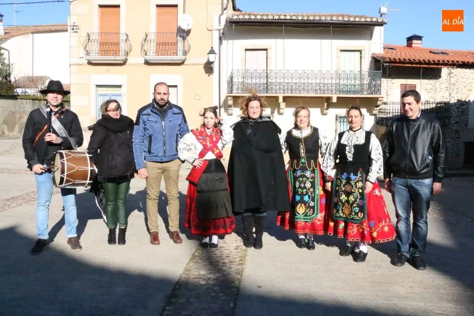 Un grupo de charras de la localidad amenizó los actos en honor a San Sebastián / CORRAL y CURRO MESA
