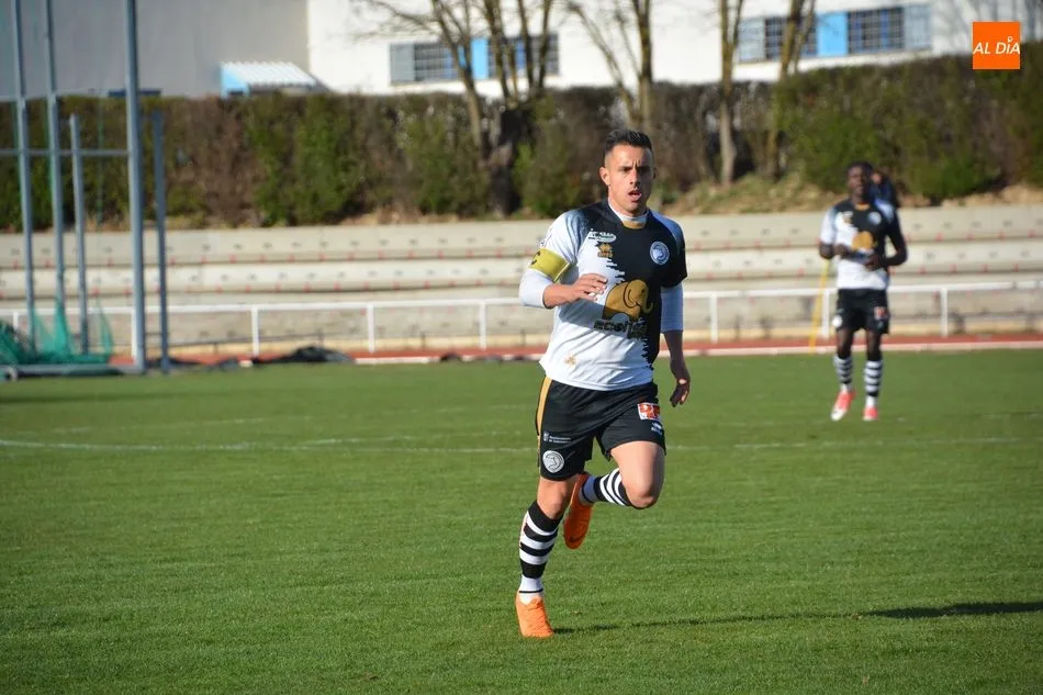 Piojo observa una jugada