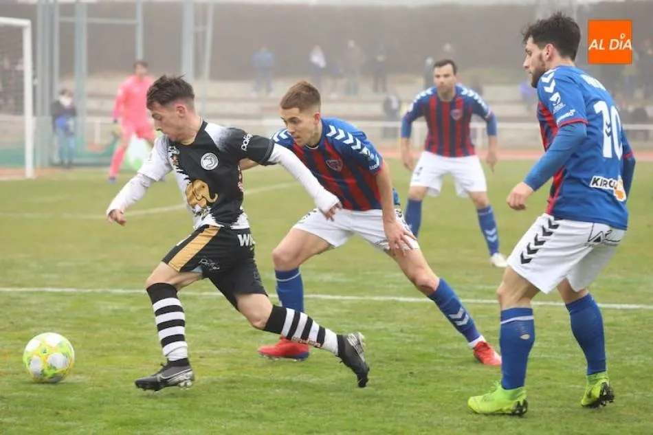 Romero intenta irse de dos jugadores rivales