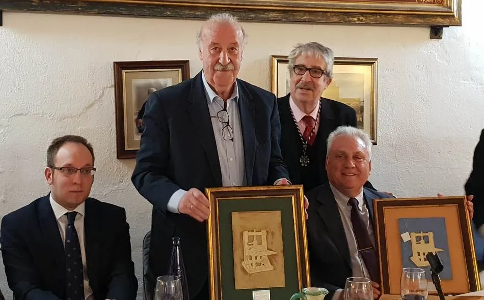 Foto 3 - Vicente del Bosque y el Capit&aacute;n Aliste, invitados de honor de la Pe&ntilde;a Gutenberg  