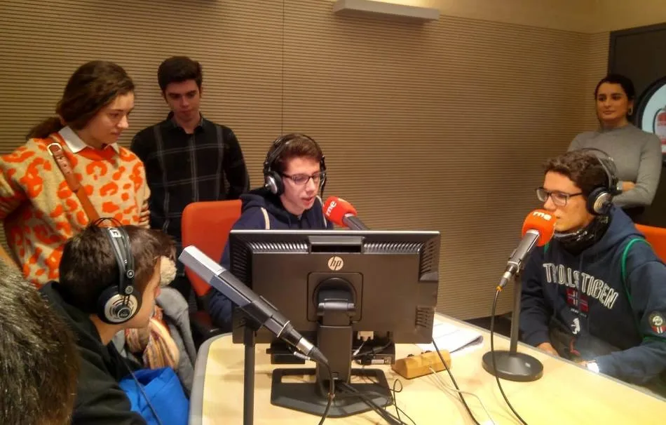 Foto 6 - Los integrantes de Radio i visitan varias emisoras de radio en Salamanca  