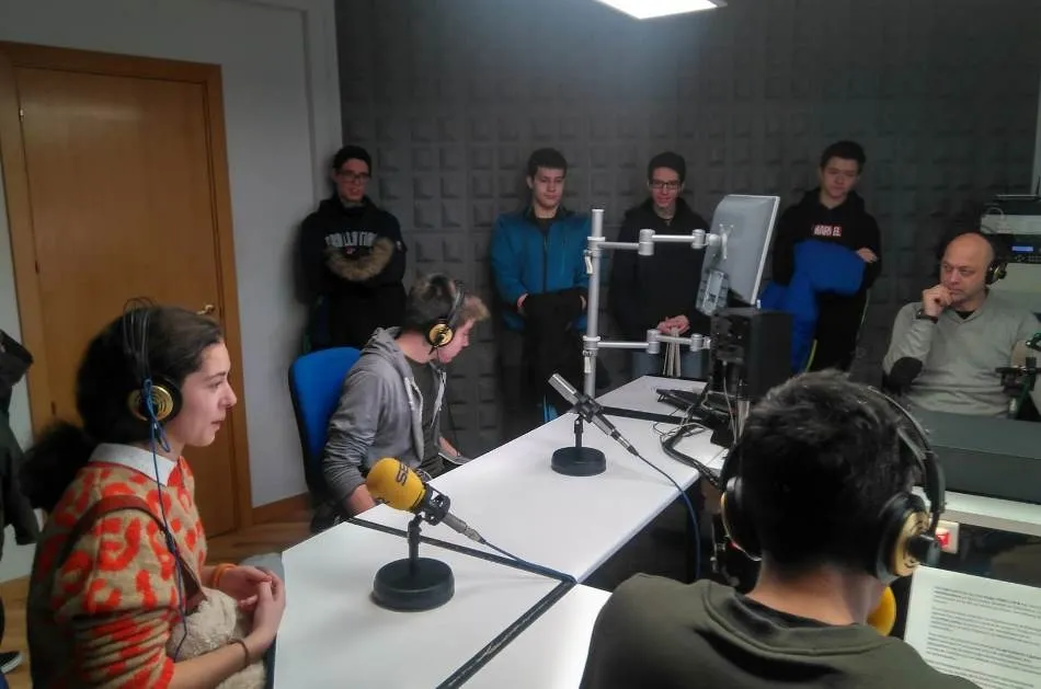 Foto 3 - Los integrantes de Radio i visitan varias emisoras de radio en Salamanca  