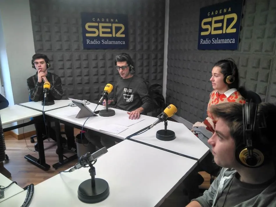 Foto 2 - Los integrantes de Radio i visitan varias emisoras de radio en Salamanca  