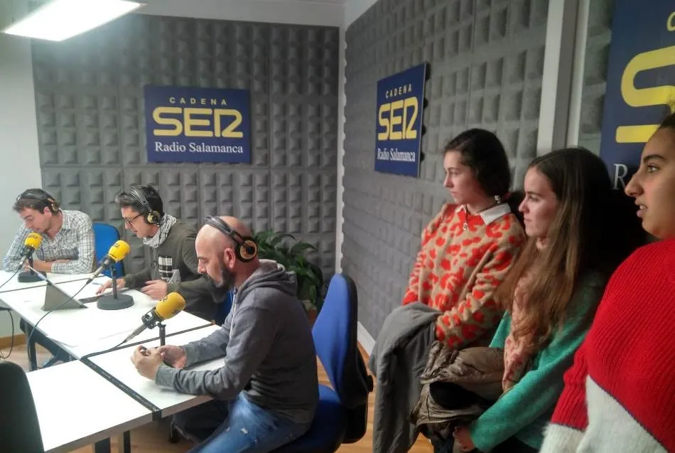 Foto 10 - Los integrantes de Radio i visitan varias emisoras de radio en Salamanca  