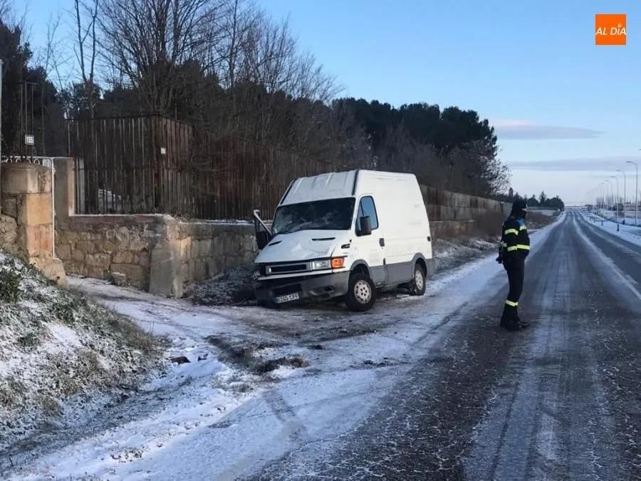 Foto 2 - La nieve y el hielo multiplican las incidencias en las carreteras de Salamanca