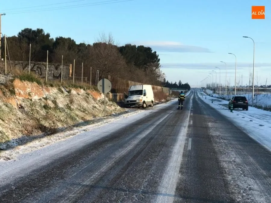 Foto 3 - La nieve y el hielo multiplican las incidencias en las carreteras de Salamanca